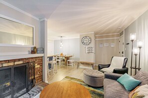 TV, fireplace, offices - Condo with private beach, pool access, fireplace, WiFi, and nearby amenities (Tahoe Vista)