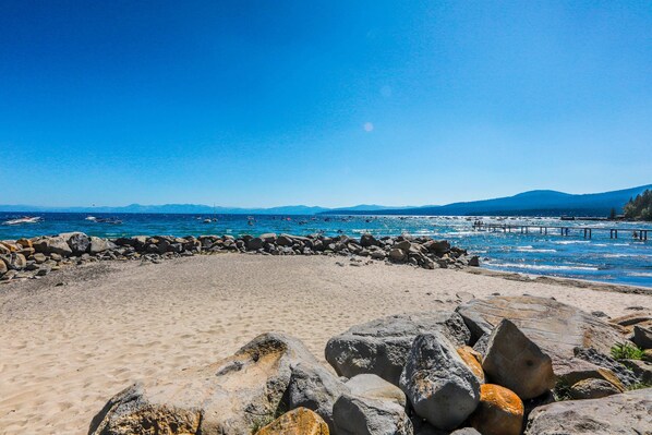 On the beach - Condo with private beach, pool access, fireplace, WiFi, and nearby amenities (Tahoe Vista)