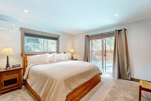 Iron/ironing board, WiFi, bed sheets - Beautiful home with private hot tub, gazebo, and gas fireplace (South Lake Tahoe)