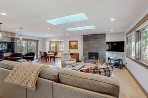 TV, fireplace, offices - Beautiful home with private hot tub, gazebo, and gas fireplace (South Lake Tahoe)