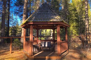Property grounds - Beautiful home with private hot tub, gazebo, and gas fireplace (South Lake Tahoe)