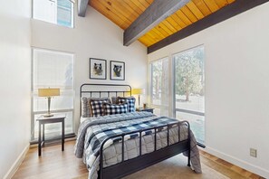 Iron/ironing board, WiFi, bed sheets - Modern Townhome with Lake views, Fireplace, Pool, Spa (Kings Beach)