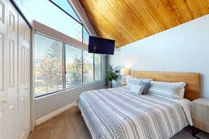 3 bedrooms, WiFi, bed sheets - Waterfront townhouse with dock & mountain view - close to skiing, hiking & beach (South Lake Tahoe)