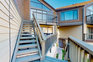 Property grounds - Waterfront townhouse with dock & mountain view - close to skiing, hiking & beach (South Lake Tahoe)