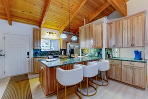 Fridge, microwave, oven, stovetop - Beautiful townhouse with deck, foosball, fireplace, and skiing nearby (Incline Village)