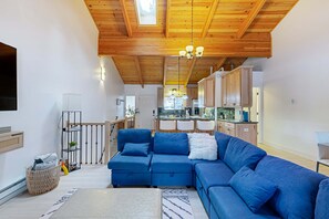 TV, fireplace, table football, offices - Beautiful townhouse with deck, foosball, fireplace, and skiing nearby (Incline Village)