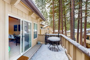 Outdoor dining - Beautiful townhouse with deck, foosball, fireplace, and skiing nearby (Incline Village)