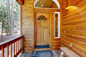 Exterior detail - Gorgeous Tahoe Donner home with recreational activities - near ski resorts (Truckee)