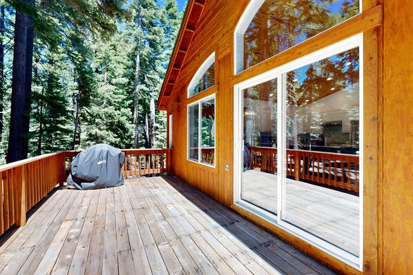 Terrace/patio - Gorgeous Tahoe Donner home with recreational activities - near ski resorts (Truckee)