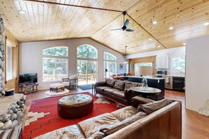 TV, fireplace, DVD player - Gorgeous Tahoe Donner home with recreational activities - near ski resorts (Truckee)