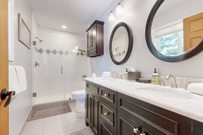 Shower, hair dryer, towels - Updated Retreat - Fireplace, Large Deck & Grill - Near Rec Center & Eateries (Truckee)
