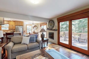 TV, fireplace, offices - Updated Retreat - Fireplace, Large Deck & Grill - Near Rec Center & Eateries (Truckee)