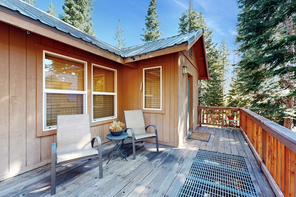 Terrace/patio - Updated Retreat - Fireplace, Large Deck & Grill - Near Rec Center & Eateries (Truckee)