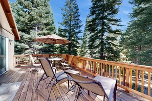 Outdoor dining - Updated Retreat - Fireplace, Large Deck & Grill - Near Rec Center & Eateries (Truckee)