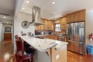 Fridge, microwave, oven, stovetop - Updated Retreat - Fireplace, Large Deck & Grill - Near Rec Center & Eateries (Truckee)