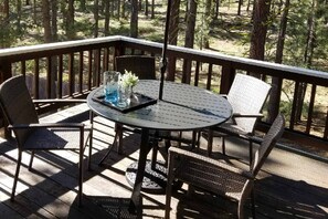 Outdoor dining - Gold Dust Getaway with Foosball, Big Deck & Forest Views - Near Slopes (South Lake Tahoe)