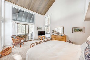 4 bedrooms, iron/ironing board, WiFi, bed sheets - Golf-course-front home with great deck, game room, fireplace & forest views (Incline Village)