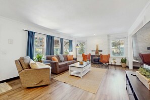 TV, offices - Holiday Home & Hot Tub - Walk 12 Mins to Beach or 6 Mins to Heavenly Gondola (South Lake Tahoe)