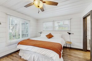 Iron/ironing board, WiFi, bed sheets - Holiday Home & Hot Tub - Walk 12 Mins to Beach or 6 Mins to Heavenly Gondola (South Lake Tahoe)