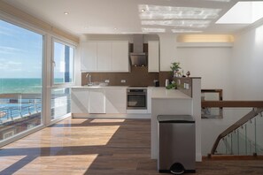 Dishwasher, cookware/dishes/utensils - Beachfront Penthouse (Brighton)