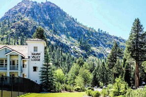 Xalet de Squaw Valley amb un paisatge de muntanyes, un pati tancat i un cel serè.