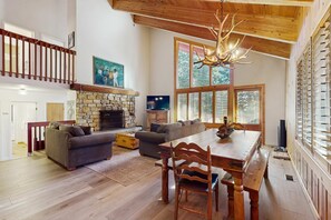 Interior - Cozy family cabin, pet friendly, a block from the water, close to ski, wifi (Carnelian Bay)