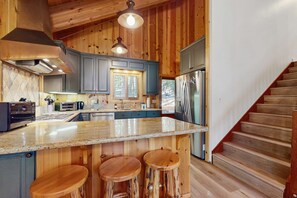 Fridge, microwave, oven, stovetop - Cozy family cabin, pet friendly, a block from the water, close to ski, wifi (Carnelian Bay)
