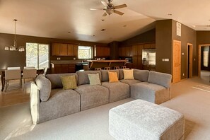 TV, fireplace, offices - Ski-ready Tahoe cabin with mountain views, close to downtown, jetted tub, wifi (South Lake Tahoe)