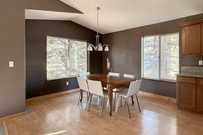 Dining - Ski-ready Tahoe cabin with mountain views, close to downtown, jetted tub, wifi (South Lake Tahoe)