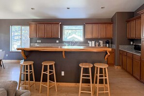Fridge, microwave, oven, stovetop - Ski-ready Tahoe cabin with mountain views, close to downtown, jetted tub, wifi (South Lake Tahoe)