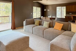 TV, fireplace, offices - Ski-ready Tahoe cabin with mountain views, close to downtown, jetted tub, wifi (South Lake Tahoe)
