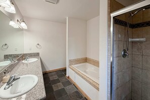 Een douche, een haardroger, handdoeken, shampoo