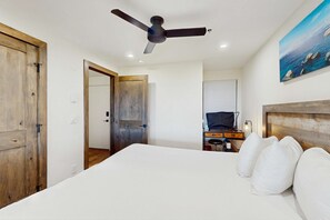 2 bedrooms, desk, iron/ironing board, WiFi - Luxury Condo in Stateline: Lake, Pool, Hot Tub & Mountain Views (Stateline)