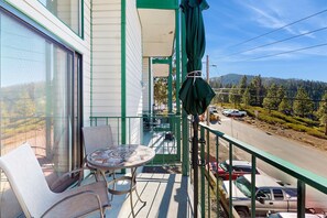 Outdoor dining - Luxury Condo in Stateline: Lake, Pool, Hot Tub & Mountain Views (Stateline)