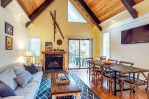 TV, fireplace, offices - Beautiful & Spacious Townhome with Deck - Close to the Lake & Slopes (Incline Village)