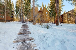 Property grounds - Beautiful condo with shared pool, hot tub, & sauna - walking distance to skiing (Northstar - Truckee)