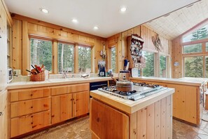 Fridge, microwave, oven, stovetop - Cozy Private Mountain Retreat with Nearby Pond, Hot Tub, Pool Table (Alpine Meadows)
