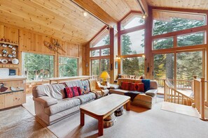 TV, offices - Cozy Private Mountain Retreat with Nearby Pond, Hot Tub, Pool Table (Alpine Meadows)