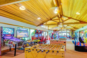 Games room - Serene home with fireplace, spacious deck, sauna, WiFi and nearby activities (Truckee)