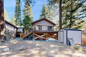 Property grounds - Dog-Friendly Duplex with fireplace, balcony and free internet (Incline Village)