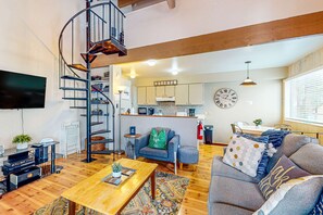 Living area - ️ Family-Friendly Condo with Pool, Tennis, Deck & Walk to Beach Access ️ (Kings Beach)