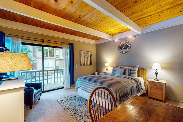 Room - ️ Family-Friendly Condo with Pool, Tennis, Deck & Walk to Beach Access ️ (Kings Beach)