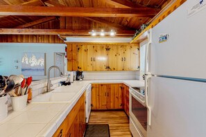 Fridge, microwave, oven, stovetop - Dog-friendly cabin with private hot tub, fireplace, grill, patio, streaming (South Lake Tahoe)