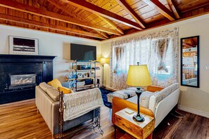 TV, fireplace, offices - Dog-friendly cabin with private hot tub, fireplace, grill, patio, streaming (South Lake Tahoe)