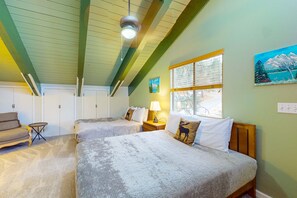 Iron/ironing board, WiFi, bed sheets - Mountain-view condo near skiing with fireplace (Stateline)