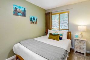 Iron/ironing board, WiFi, bed sheets - Mountain-view condo near skiing with fireplace (Stateline)