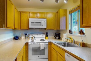 Fridge, microwave, oven, stovetop - Mountain-view condo near skiing with fireplace (Stateline)