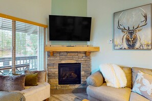 TV, fireplace, offices - Mountain-view condo near skiing with fireplace (Stateline)