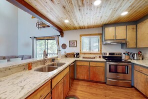 Fridge, microwave, oven, stovetop - Rustic home with forest access, pool, hot tub, sauna, pool table, 2 fireplaces (South Lake Tahoe)