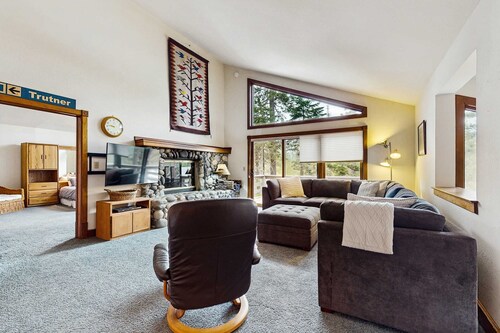 Spacious mountain home with deck, mountain views & access to year-round activities